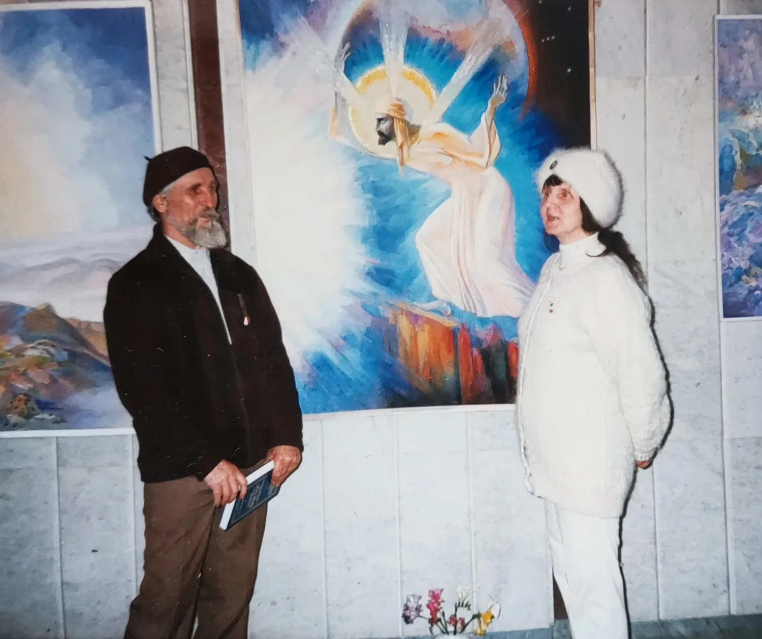 Lângă o compoziție simbolică, în expoziție